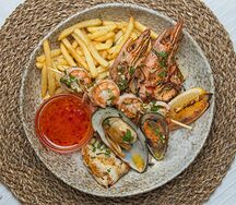 Микст морепродуктов гриль и картофель фри