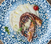 Осьминог с пюре из сельдерея