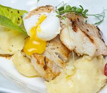 Треска с картофельным пюре и яйцом пашот