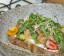 Брускетта Лосось с рукколой и авокадо