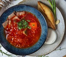 Борщ из пастромы с пирожком