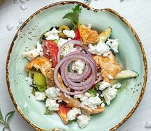 Цезарь с авокадо и курицей