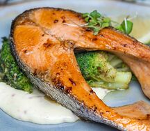 Стейк лосося с брокколи