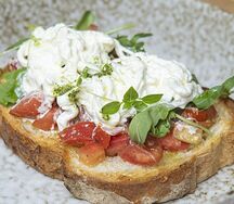 Брускетта Страчателла с розовыми томатами