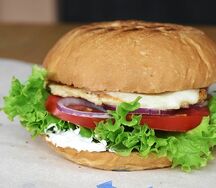 Бургер с сыром и куриной отбивной на гриле