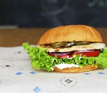 Бургер с куриной отбивной на гриле и перцем халапеньо