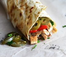 Шаурман с курицей на гриле и перцем халапеньо