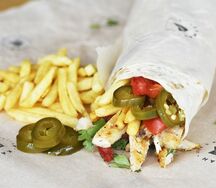 Гиро в лаваше с курицей и халапеньо