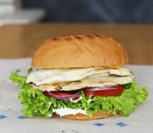 Двойной бургер с сыром и куриной отбивной на гриле