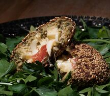 Фалафель с томатами и моцареллой