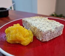 Запеканка с семенами белого чиа и абрикосовым джемом