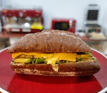 Сэндвич с курицей и авокадо