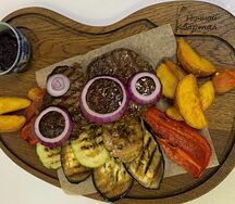 Медальоны из говядины с гарниром