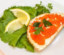 Бутерброд с красной икрой