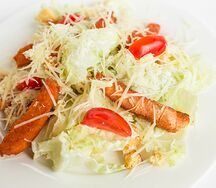 Цезарь с жареным лососем