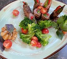 Рулетики из телятины с овощами