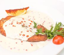 Стейк лосося в сливочно-икорном соусе