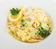 Феттуччине с семгой и брокколи