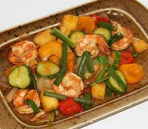 Теплый салат с креветками