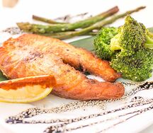 Семга с зелеными овощами