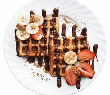 Вафля с клубникой и бананом