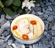 Овсяная каша, трюфельный соус, сыр камамбер, индейка