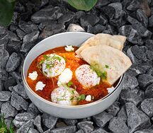 Шакшука, каймак, пита