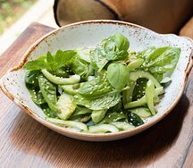 Зеленый салат, соус понзу, кунжут