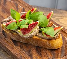 Брускетта Хумус из инжира, орех пекан 