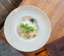 Феттуччине с лососем, брокколи и пармезаном под сливочным соусом