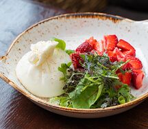 Буррата и сезонные фрукты