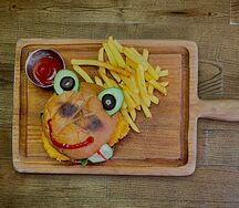 Бургер с курицей и картофелем фри