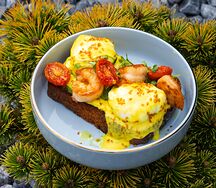 Тост с жареными креветками, авокадо, яйцо пашот, соус голландез, черри