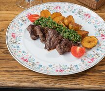 Мраморная говядина с картофелем и соусом сальса