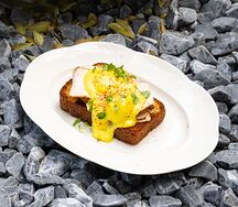 Бриошь с пастрами из индейки, яйцо пашот, соус голландез