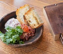 Тартар из телятины с икрой и страчателлой