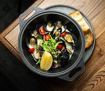 Кастрюля мидии с соусом блю чиз