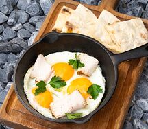 Яичница с пастрами из индейки, пита