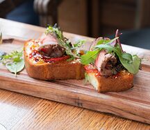 Брускетта с ростбифом, перцем, соусом унаги