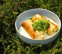 Блины с индейкой и соусом из сливочной аджики