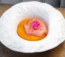 Гратен из сладкой тыквы, эспума из копченого сулугуни, пыльца пчелиная 