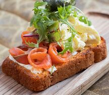 Бриошь лосось, соус блю чиз