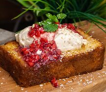 Бриошь, патэ из куриной печени, ягодное кули