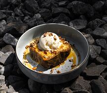 Тоффи-кейк с карамельным соусом и мороженым