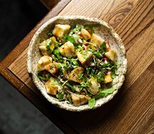 Томат с баклажаном и ореховым соусом