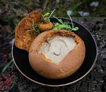 Лесные грибы, пармезан, булка хлеба