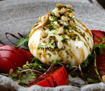 Буррата с томатами