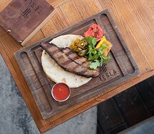 Стейк брискет с халапеньо и овощами