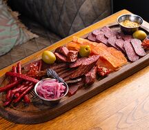 Мясные деликатесы