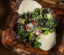 Салат со спаржей, соусом блю чиз и пармезаном